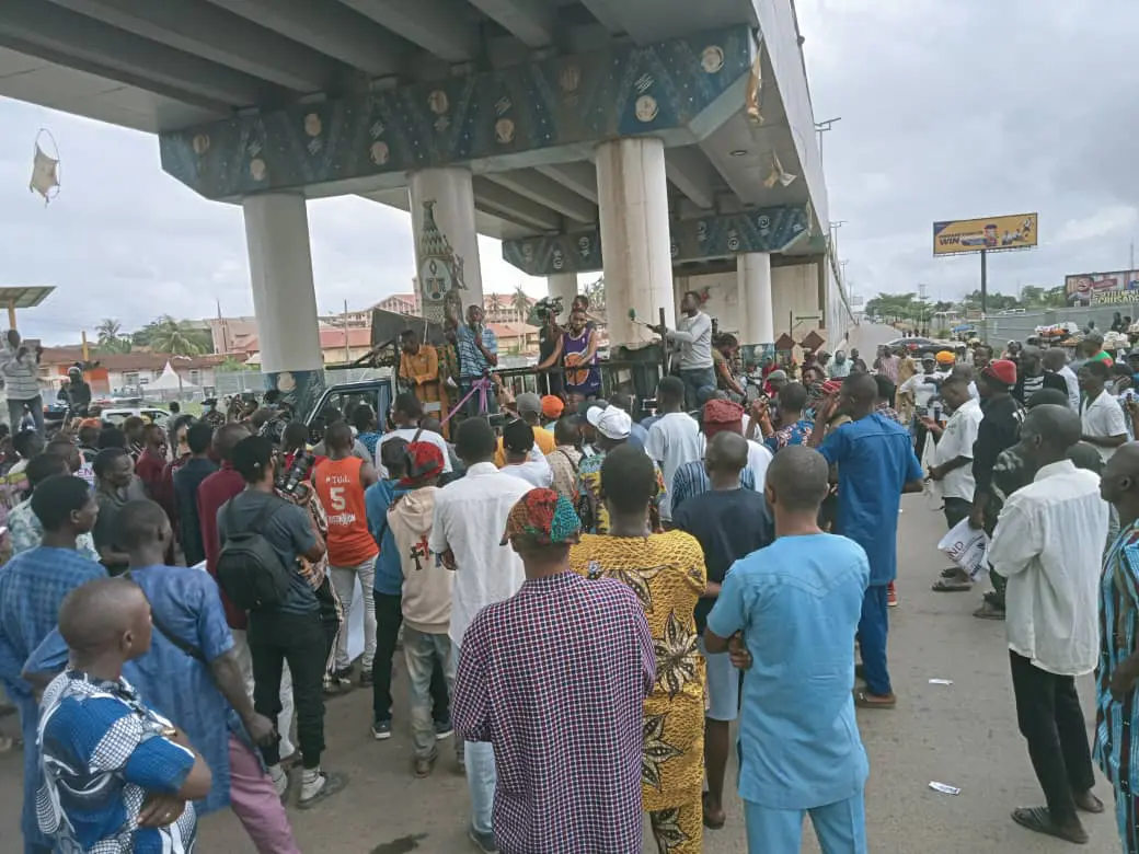 Again! Nigerians defy FG’s order resume protest in Lagos